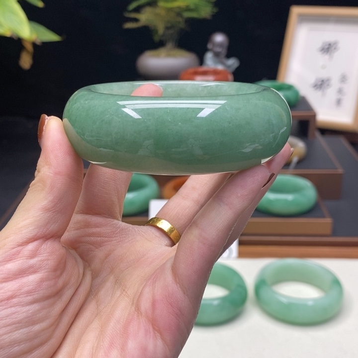 爱***姐石英质玉未镶嵌佘