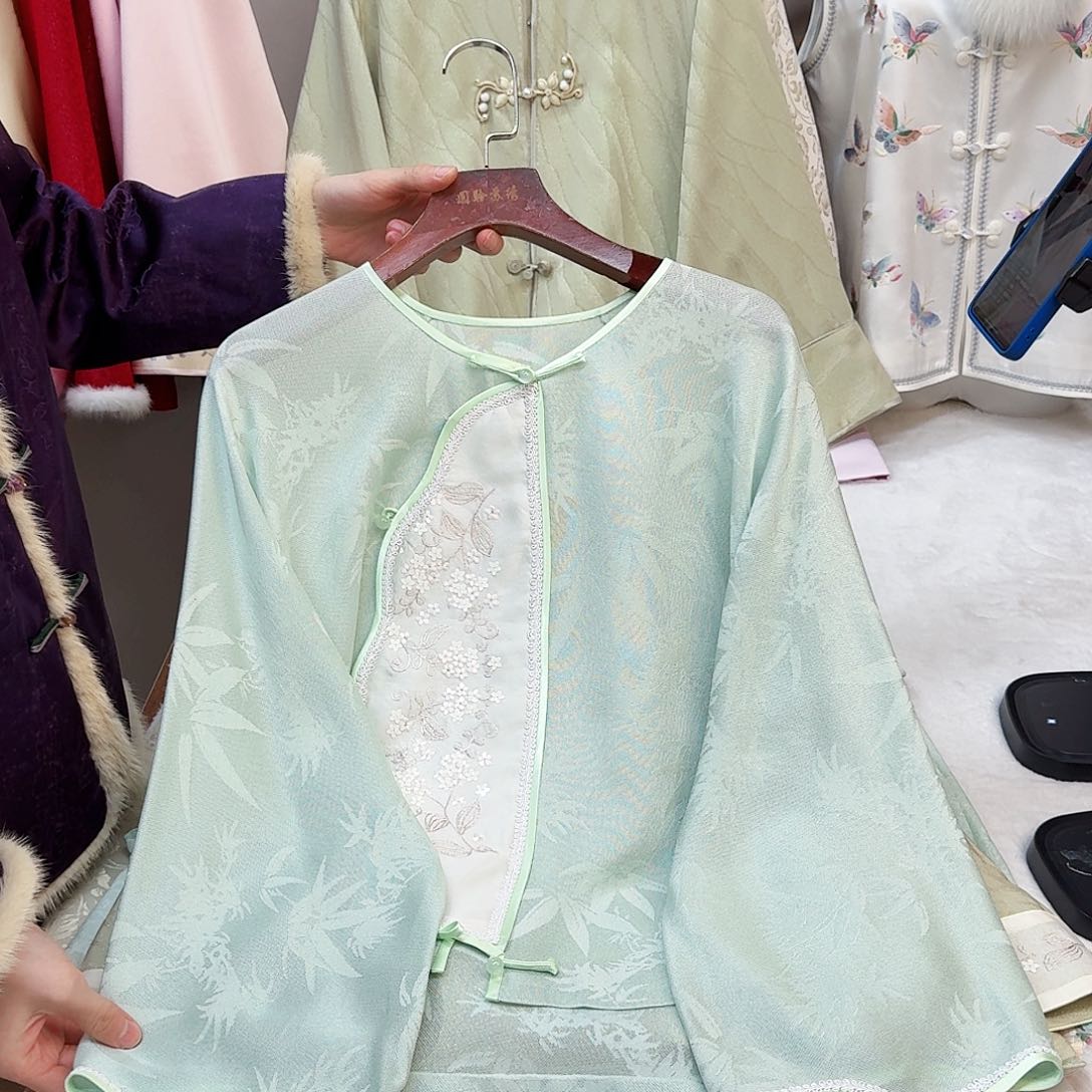 刺绣真丝花罗花瓣襟上衣