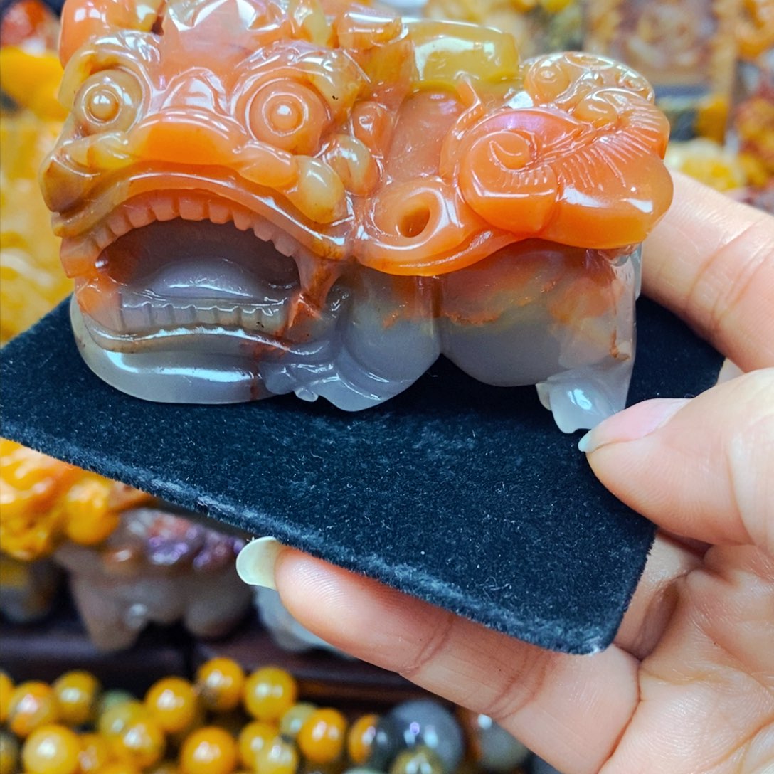 未镶嵌石英质玉（黄龙玉）颈饰