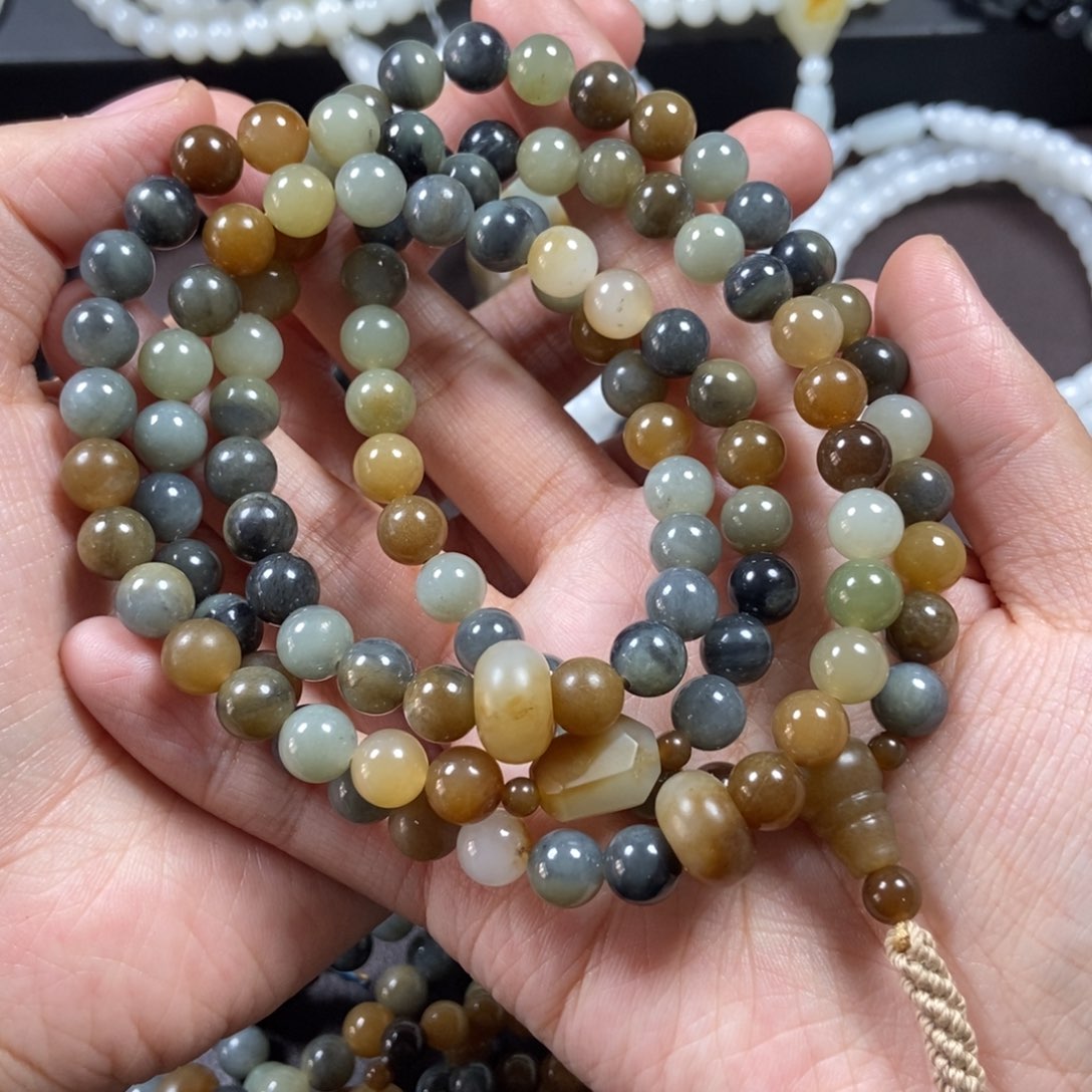 和田玉未镶嵌把件手持