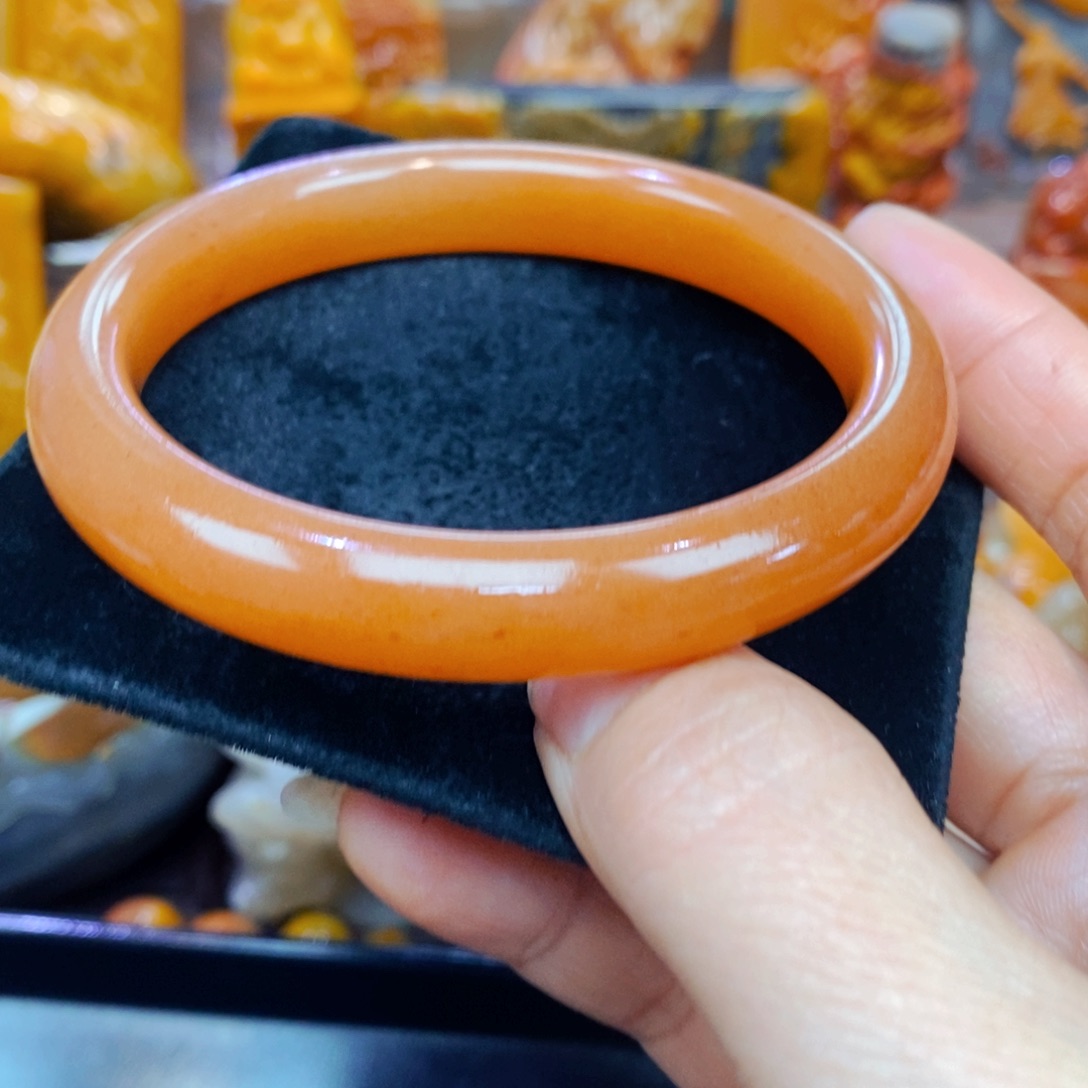 未镶嵌石英质玉（黄龙玉）颈饰