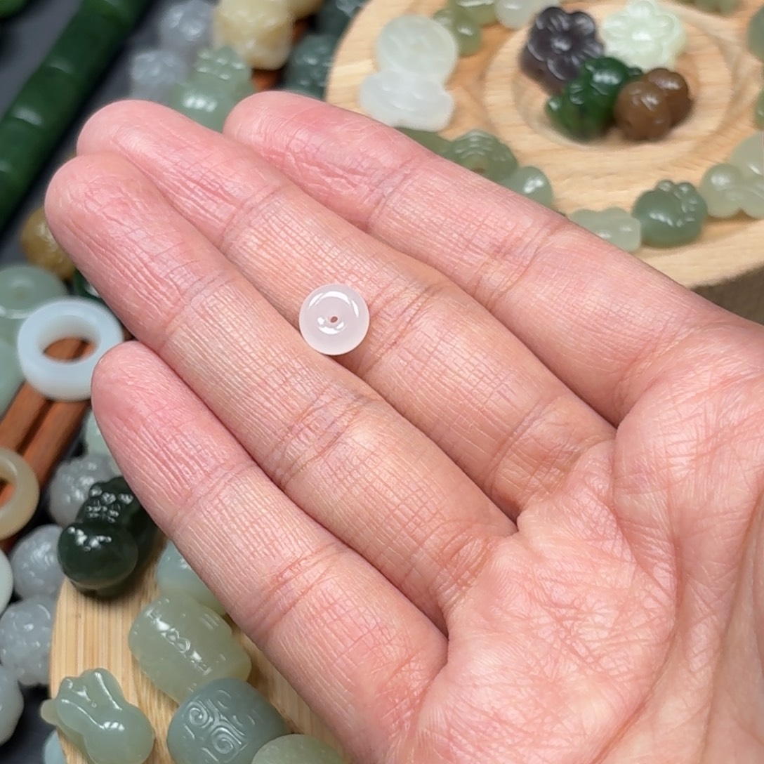 叶***丹和田玉未镶嵌颈饰