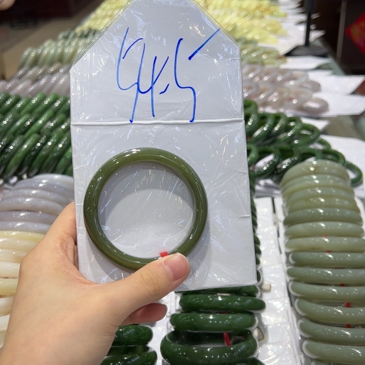 美***家和田玉未镶嵌手镯