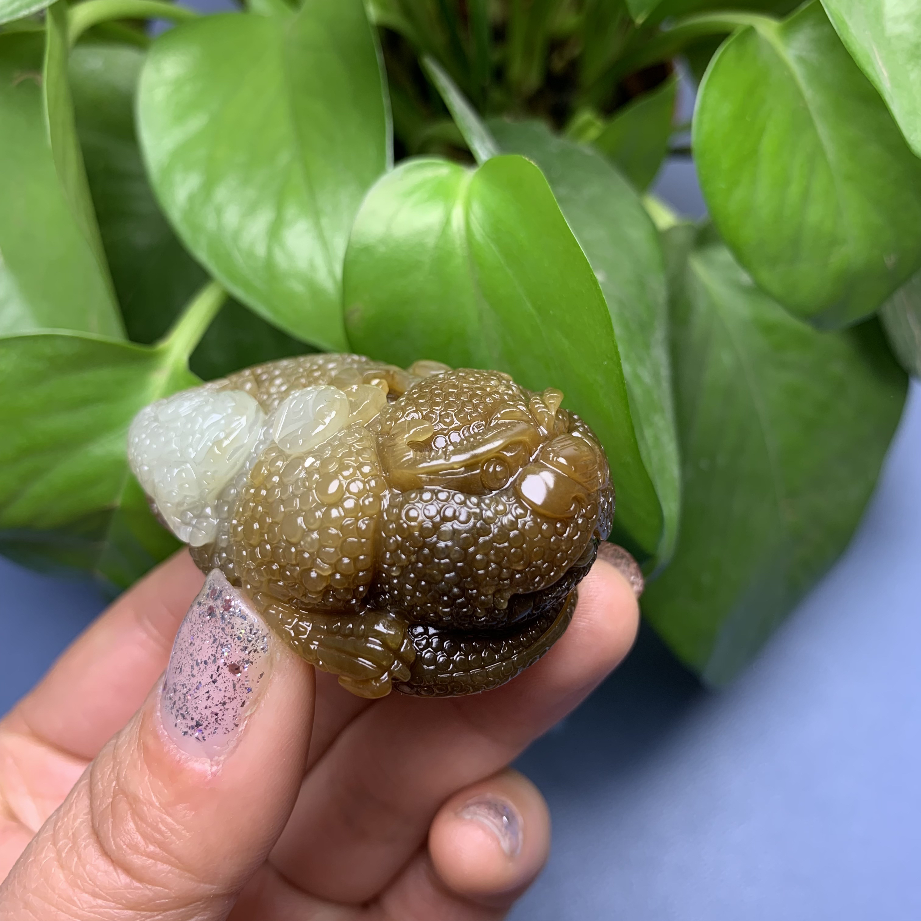 和田玉且末糖俏色金蟾吊坠70克左右