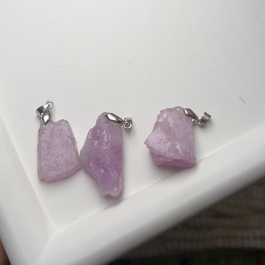 玛瑙/玉髓合金珠宝半成品I434。天然紫锂辉原石吊坠一个