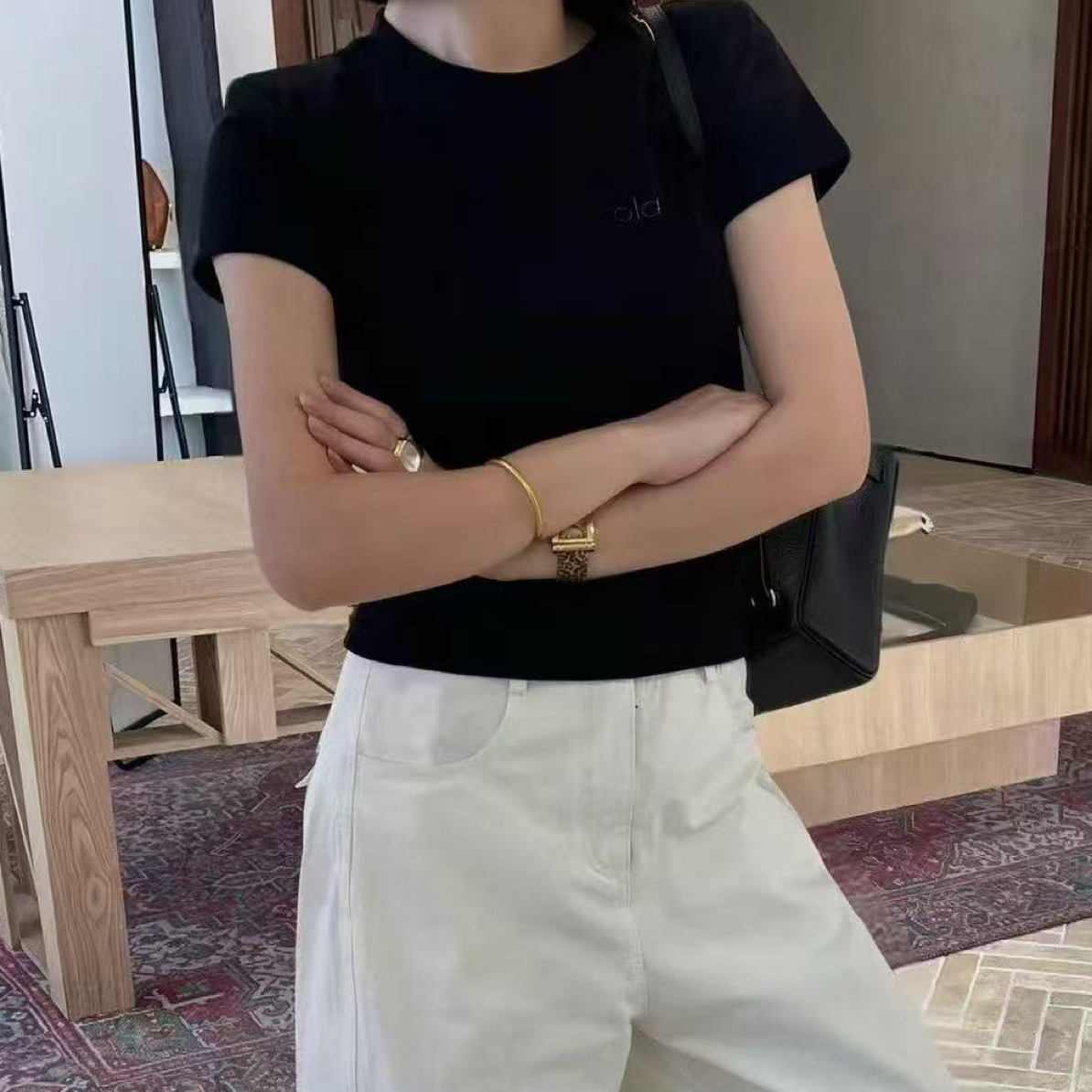 欧洲站短袖T恤女2025年秋季新品修身显瘦垫肩字母绣花短款纯色ins