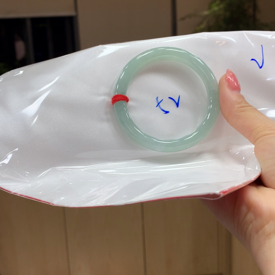 翡翠手镯未镶嵌不退不换