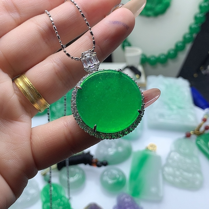 翡翠吊坠(赠链)未镶嵌