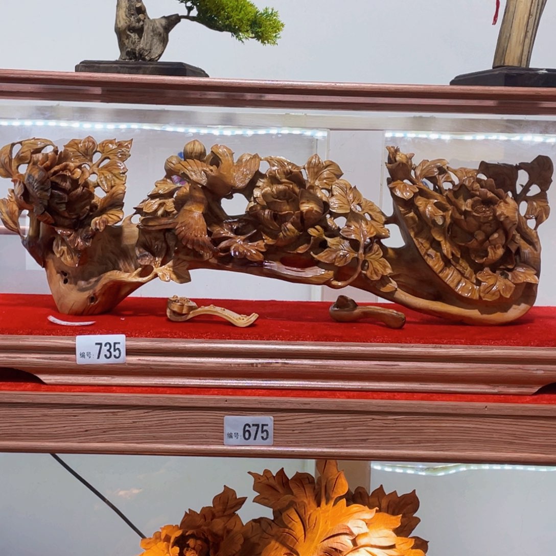 柏木阳*崖柏手艺人雕刻