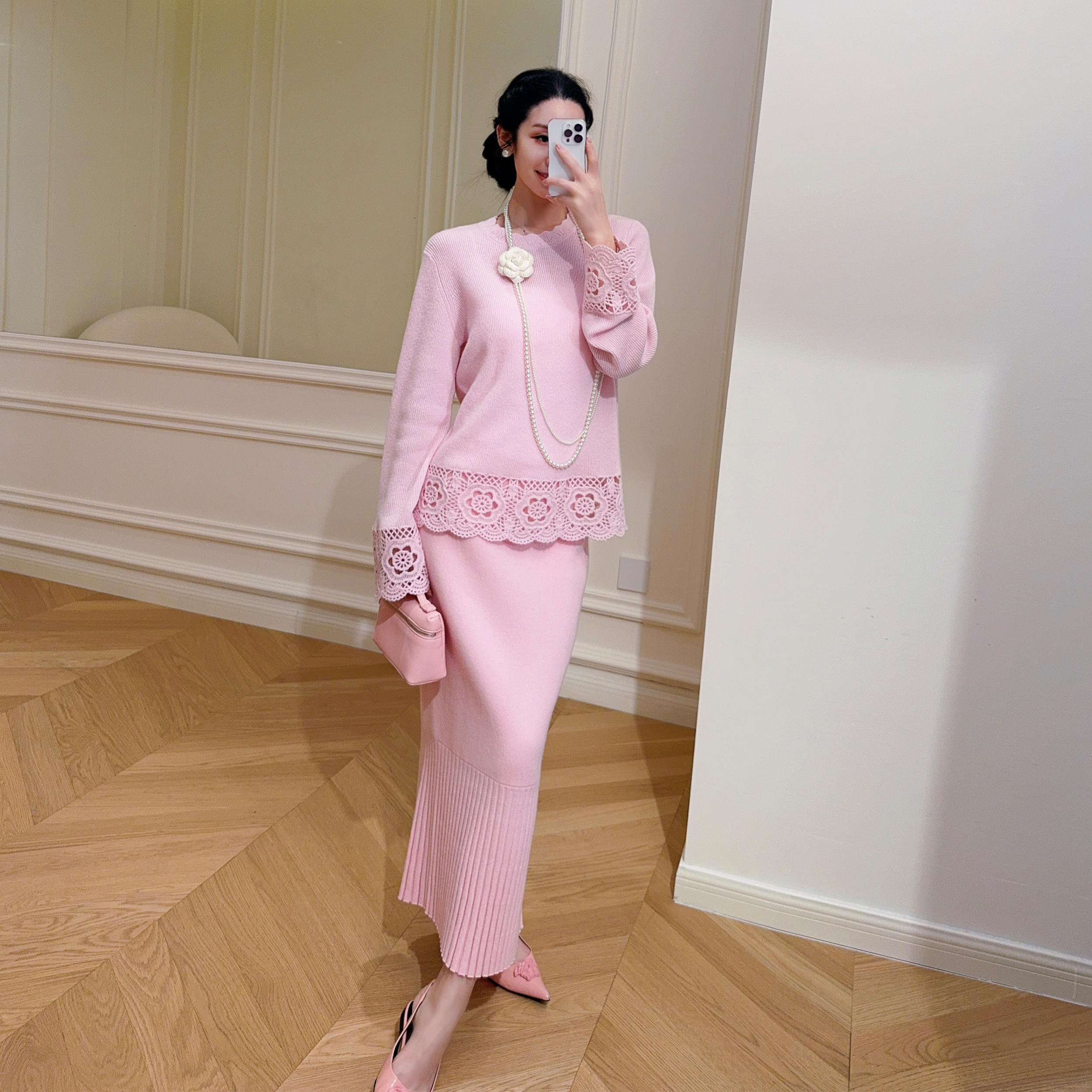 嫚渡100%山羊绒|法式轻奢镂空绣花圆领花瓣长袖纯色针织羊绒衫