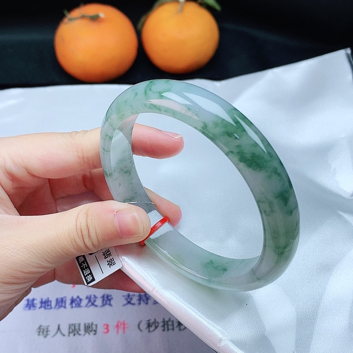 翡翠手镯未镶嵌60圈