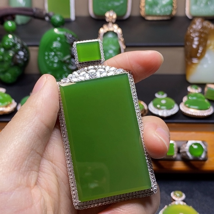 吊坠(不含链)18K金镶嵌和田玉龍***?