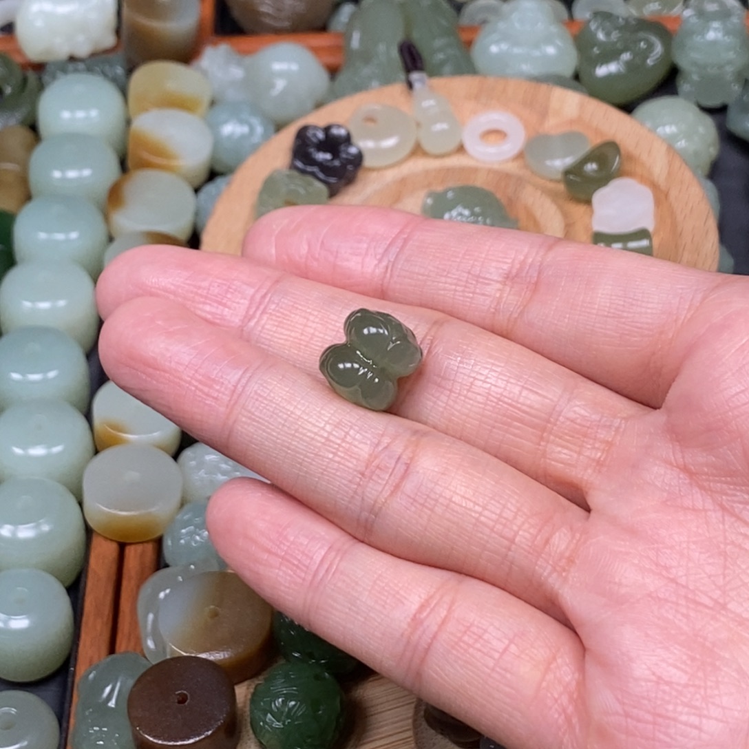 Y***A和田玉未镶嵌颈饰