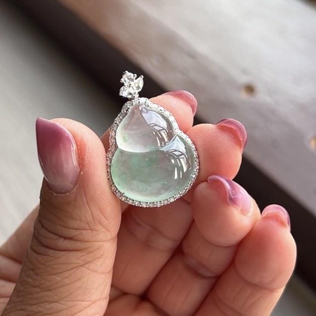 天然缅甸翡翠冰飘花葫芦吊坠