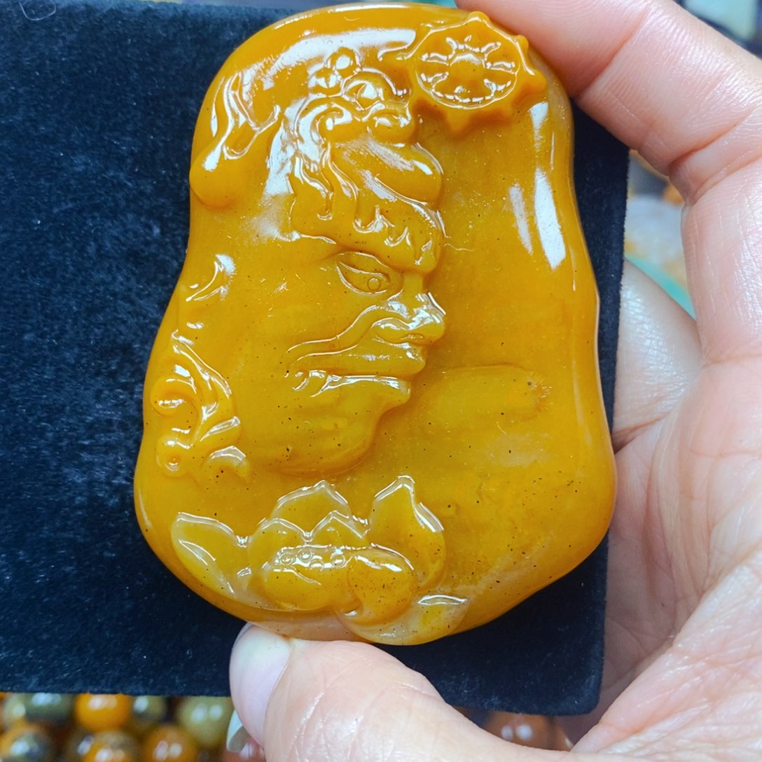 未镶嵌石英质玉（黄龙玉）颈饰