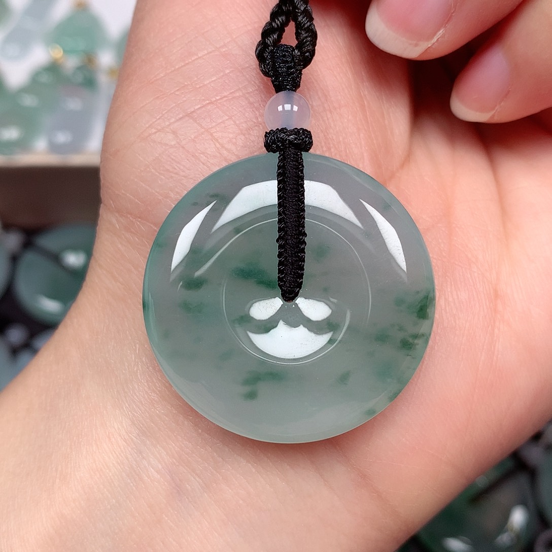 翡翠颈饰未镶嵌平安扣