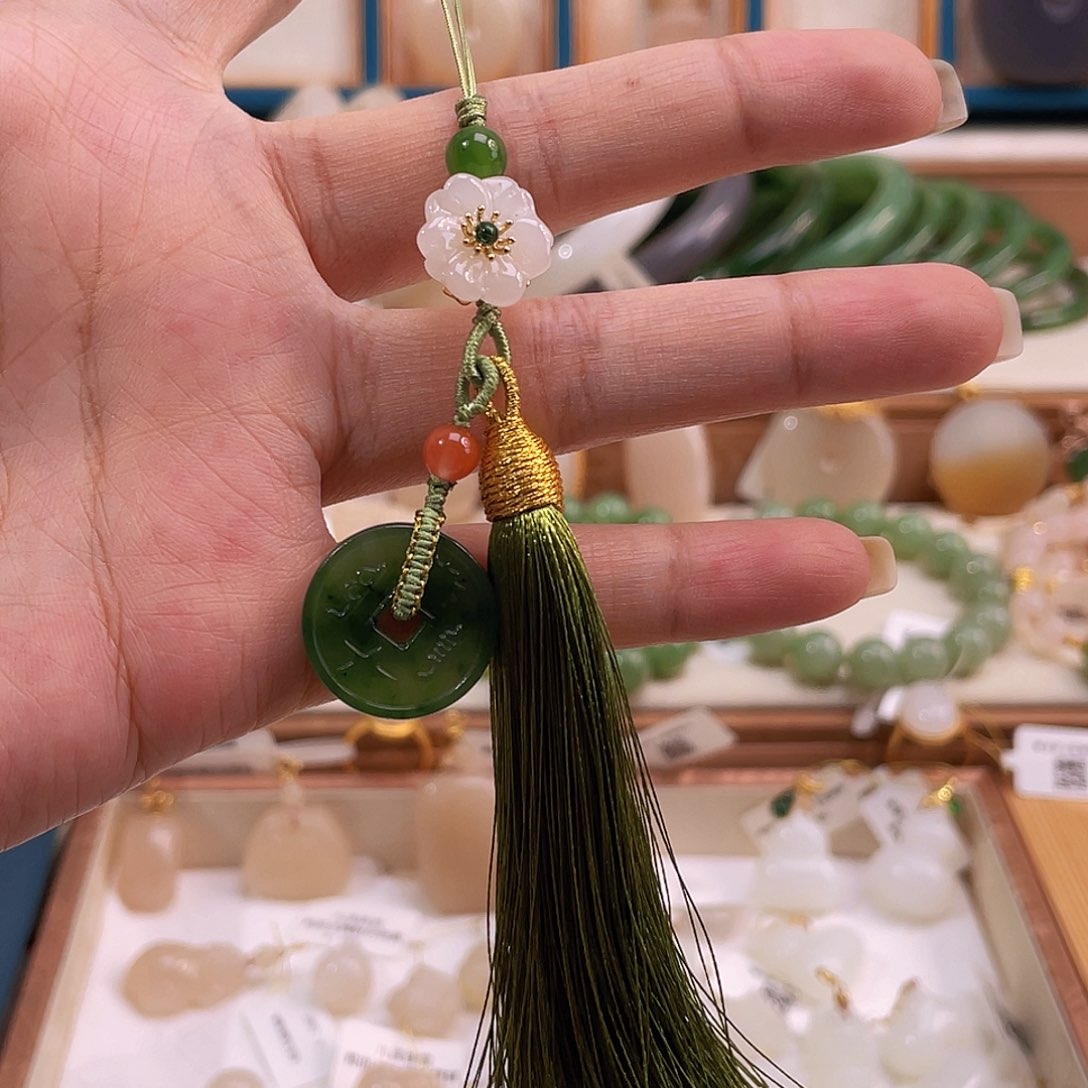 吊坠(不含链)未镶嵌和田玉乌兰海苹果绿碧玉挂件