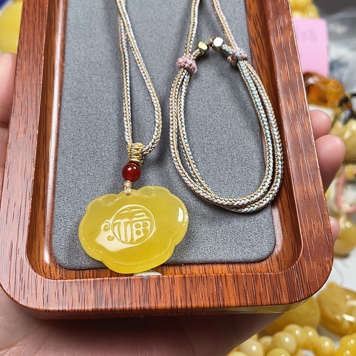 蜜蜡裸石未镶嵌如意锁