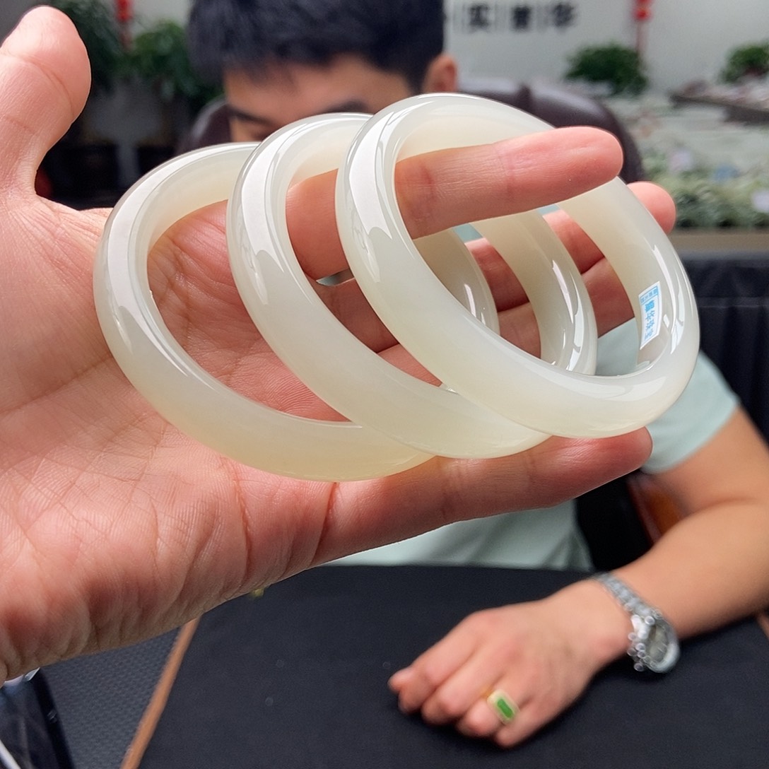 和田玉手镯未镶嵌55-58颜色多样性发拍一发一