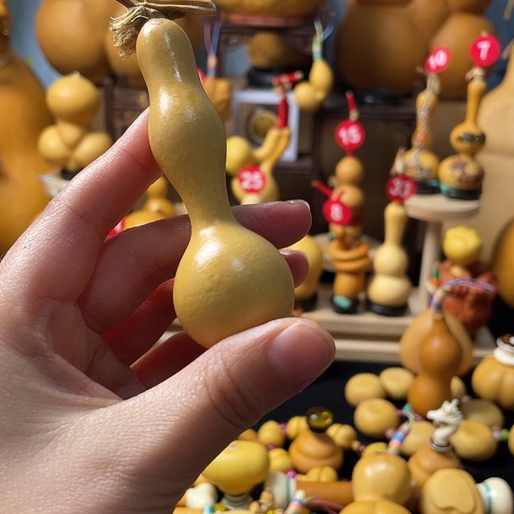 一***順葫芦丝老师在讲台前讲故事