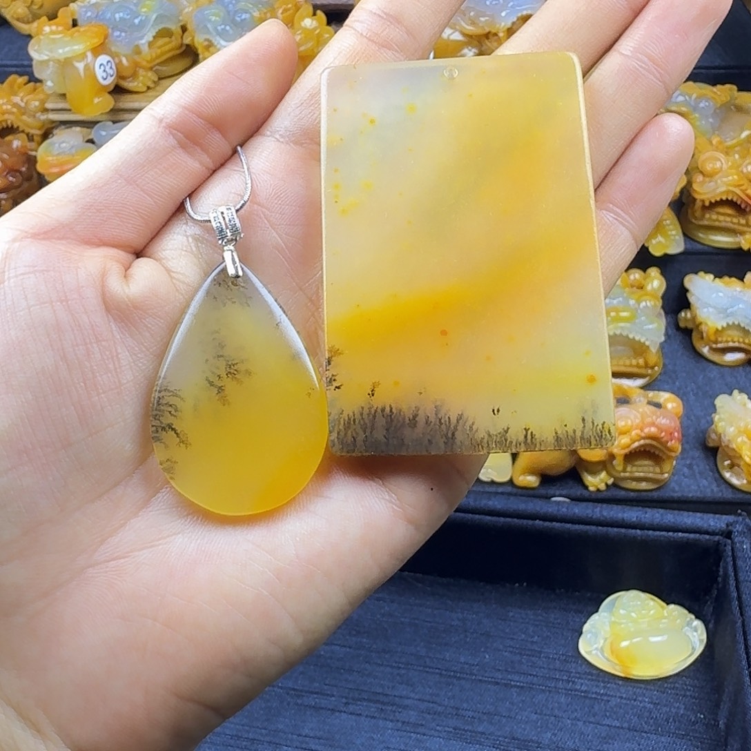 石英质玉（黄龙玉）未镶嵌颈饰