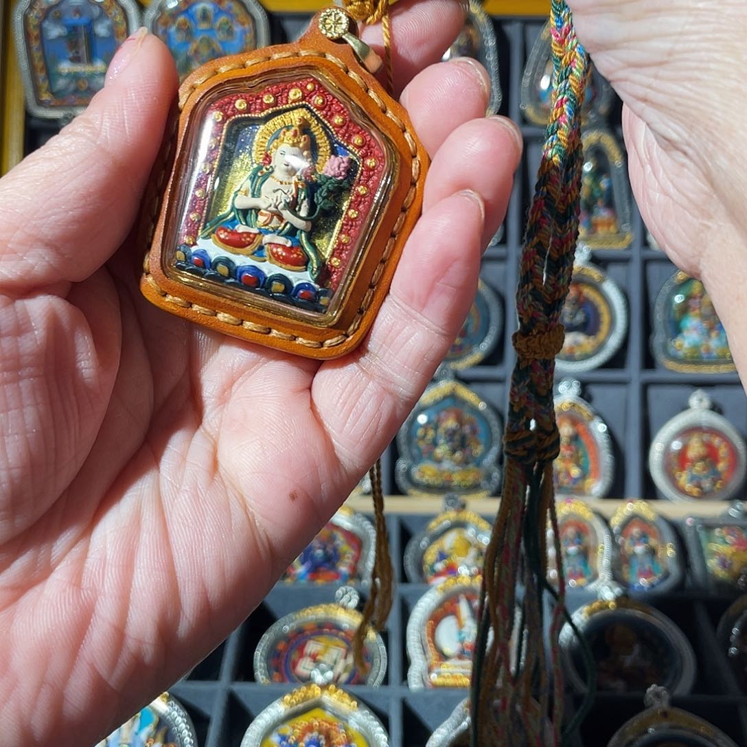 泥塑热贡纯手绘大势至牛皮外壳有绳礼盒