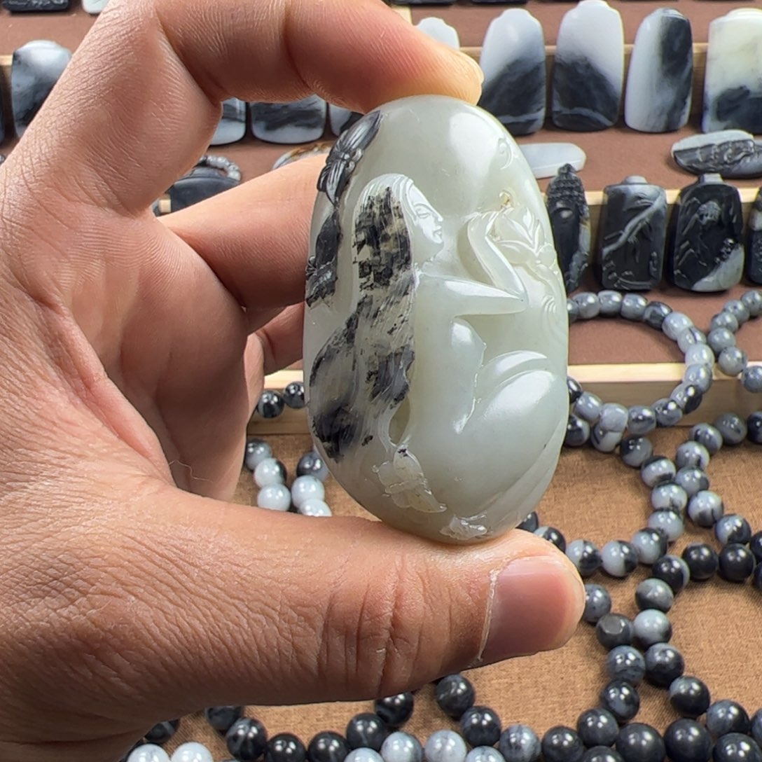 和田玉未镶嵌把件