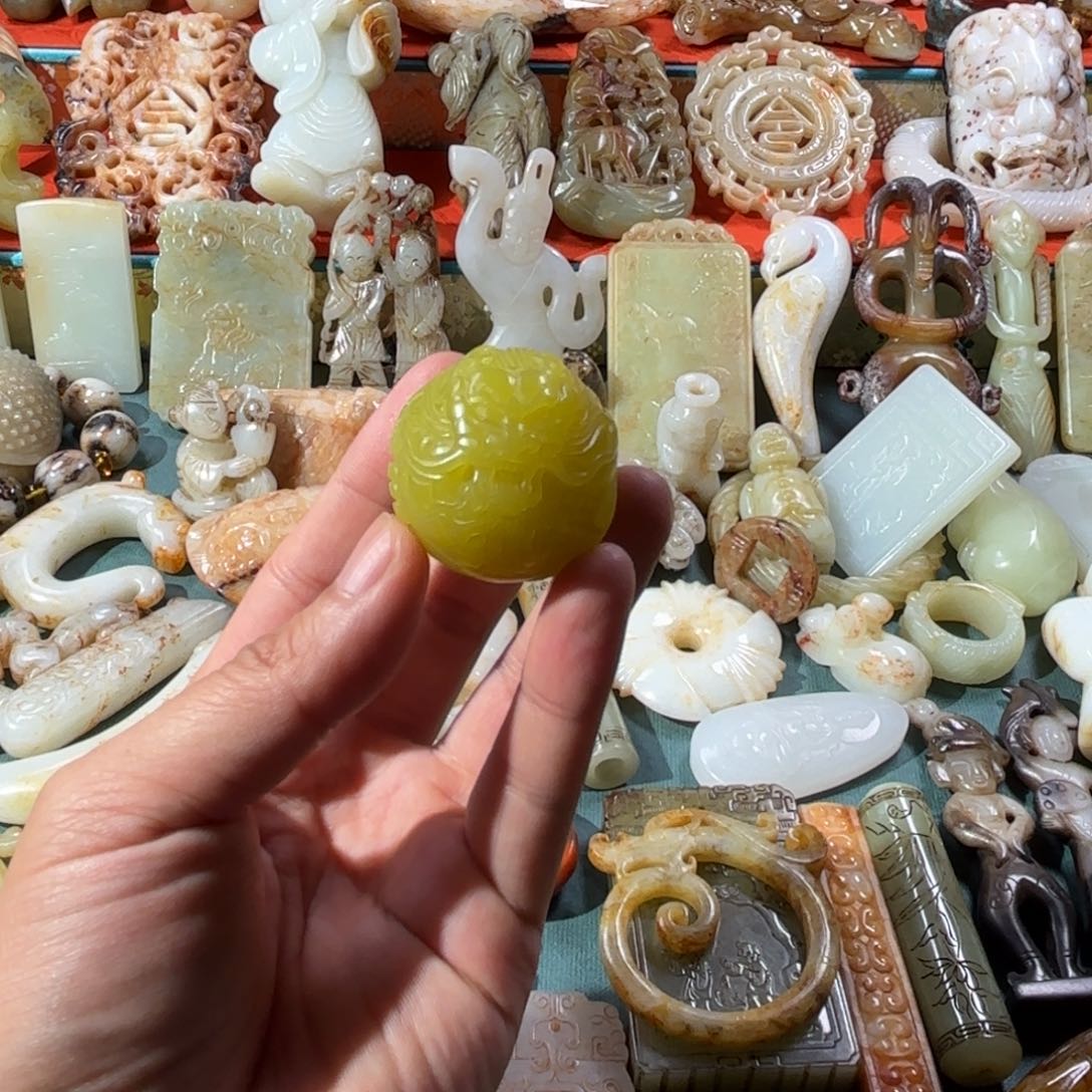 东***就和田玉未镶嵌挂件