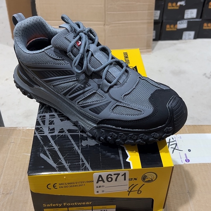 编码671号。46码防砸防刺劳保鞋。鞋底磨损。