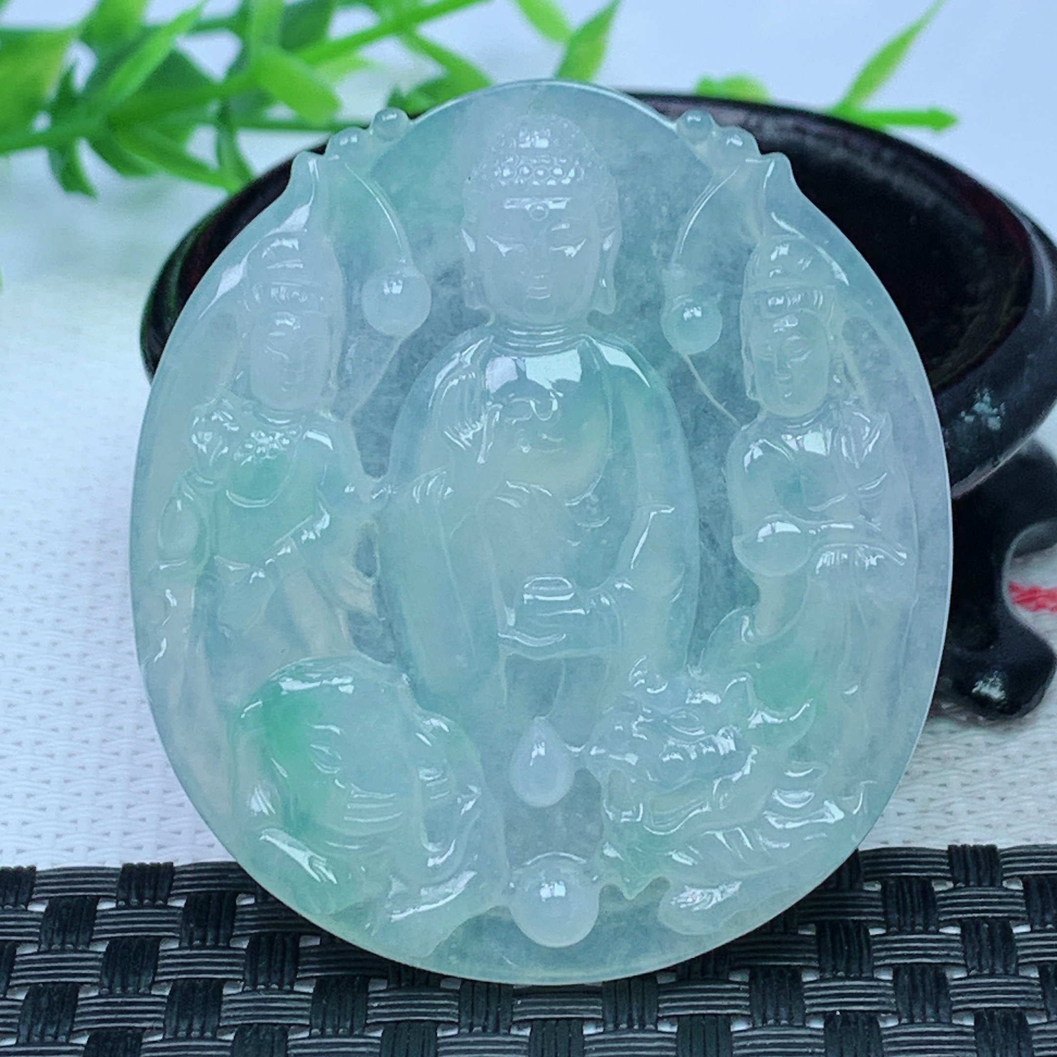 缅甸天然A货翡翠 冰飘绿三圣菩萨吊坠 尺寸；51.8*44.7*5.8mm