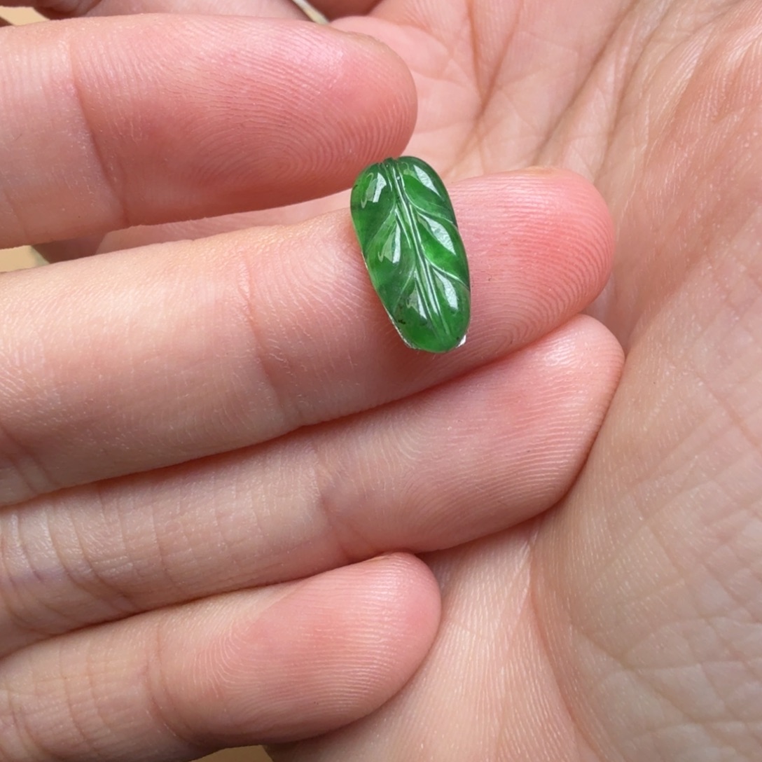 翡翠未镶嵌颈饰46