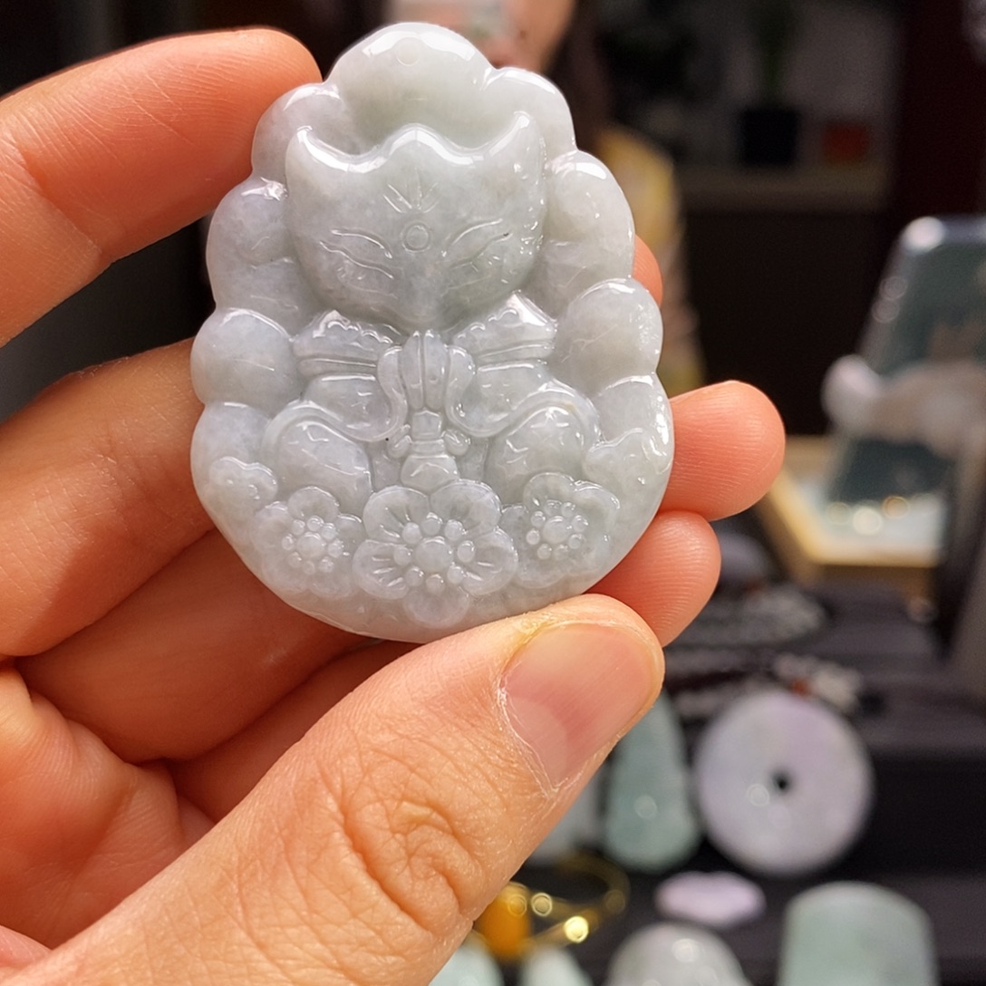 翡翠未镶嵌颈饰狐狸