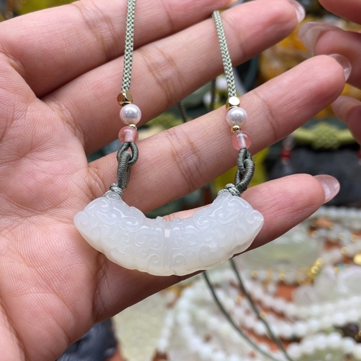 蛇纹石玉未镶嵌颈饰