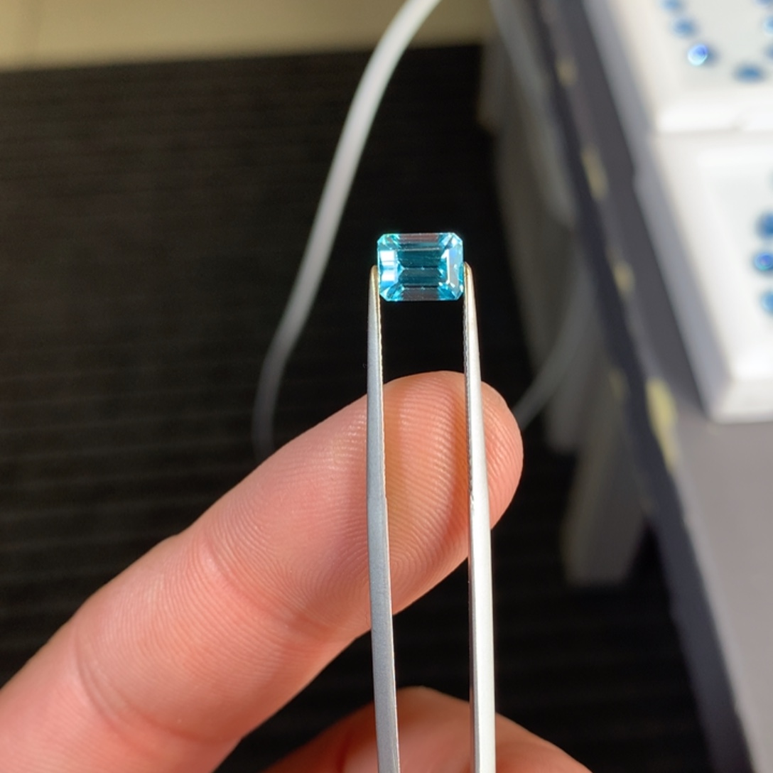 锆石裸石未镶嵌2.3克拉风信子