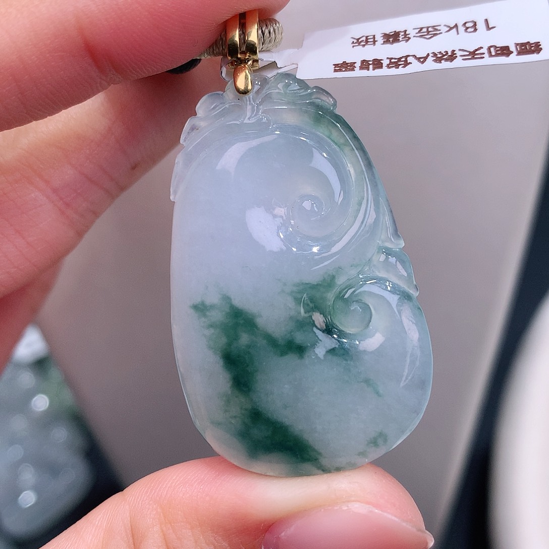 颈饰18K金镶嵌翡翠飘花大如意