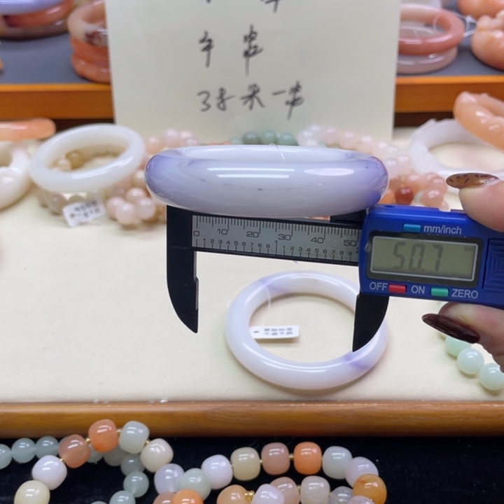 未镶嵌石英岩玉珠宝奇石