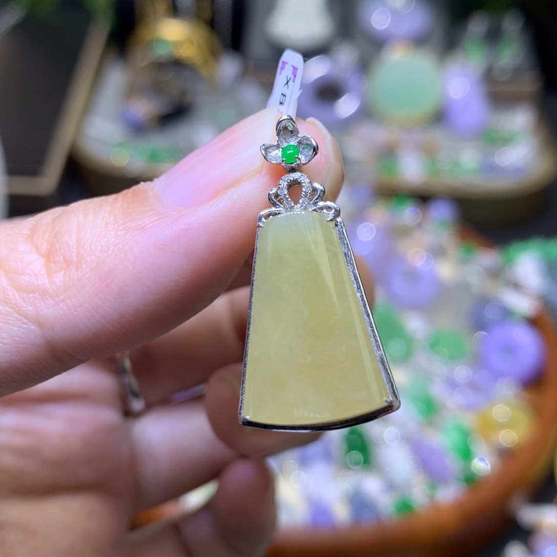 颈饰18K金镶嵌翡翠