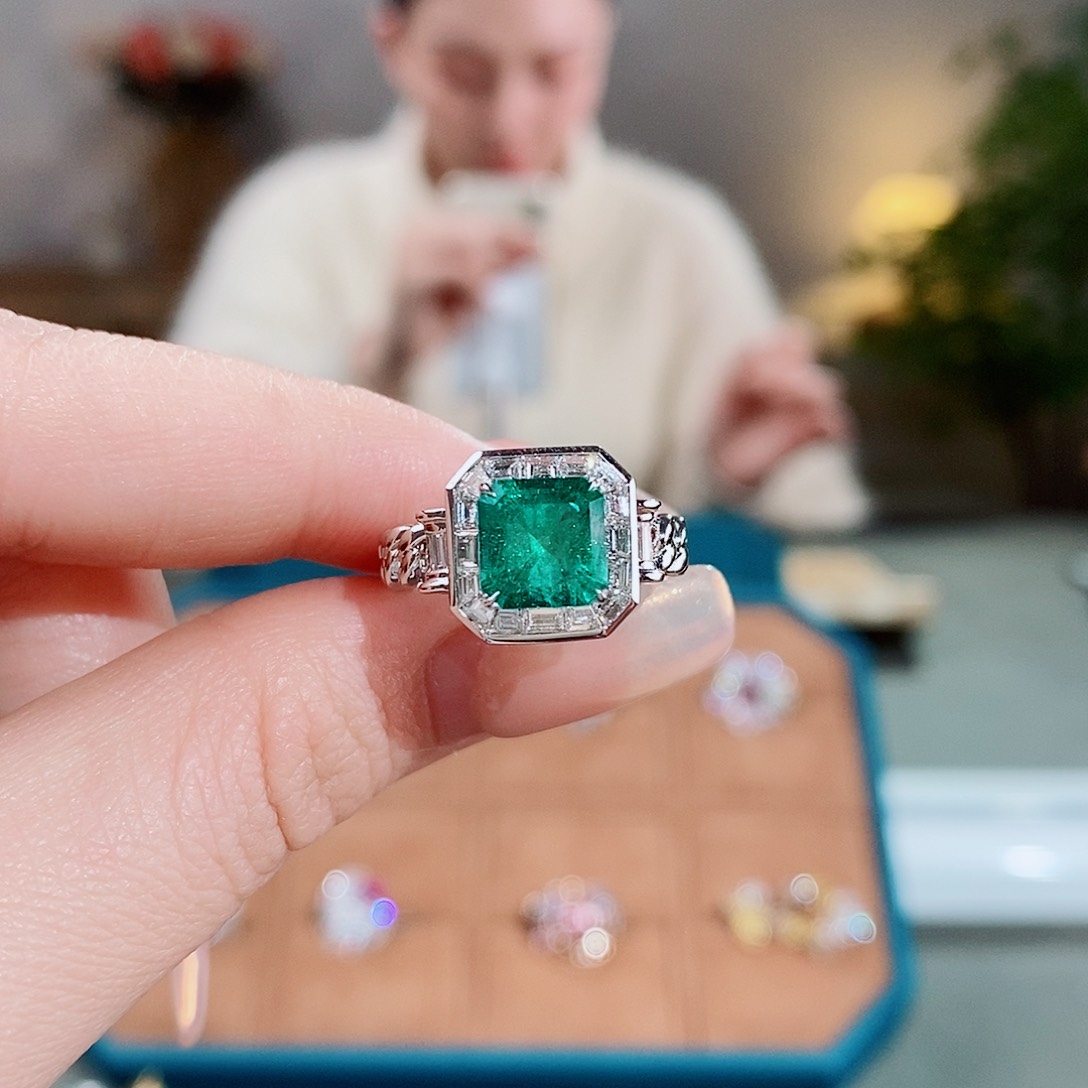 祖母绿戒指18K金镶嵌1.84ct极微油vvg吉尔德