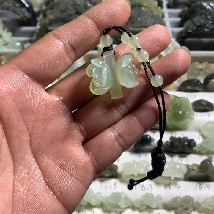 微***雨蛇纹石玉未镶嵌颈饰梅花