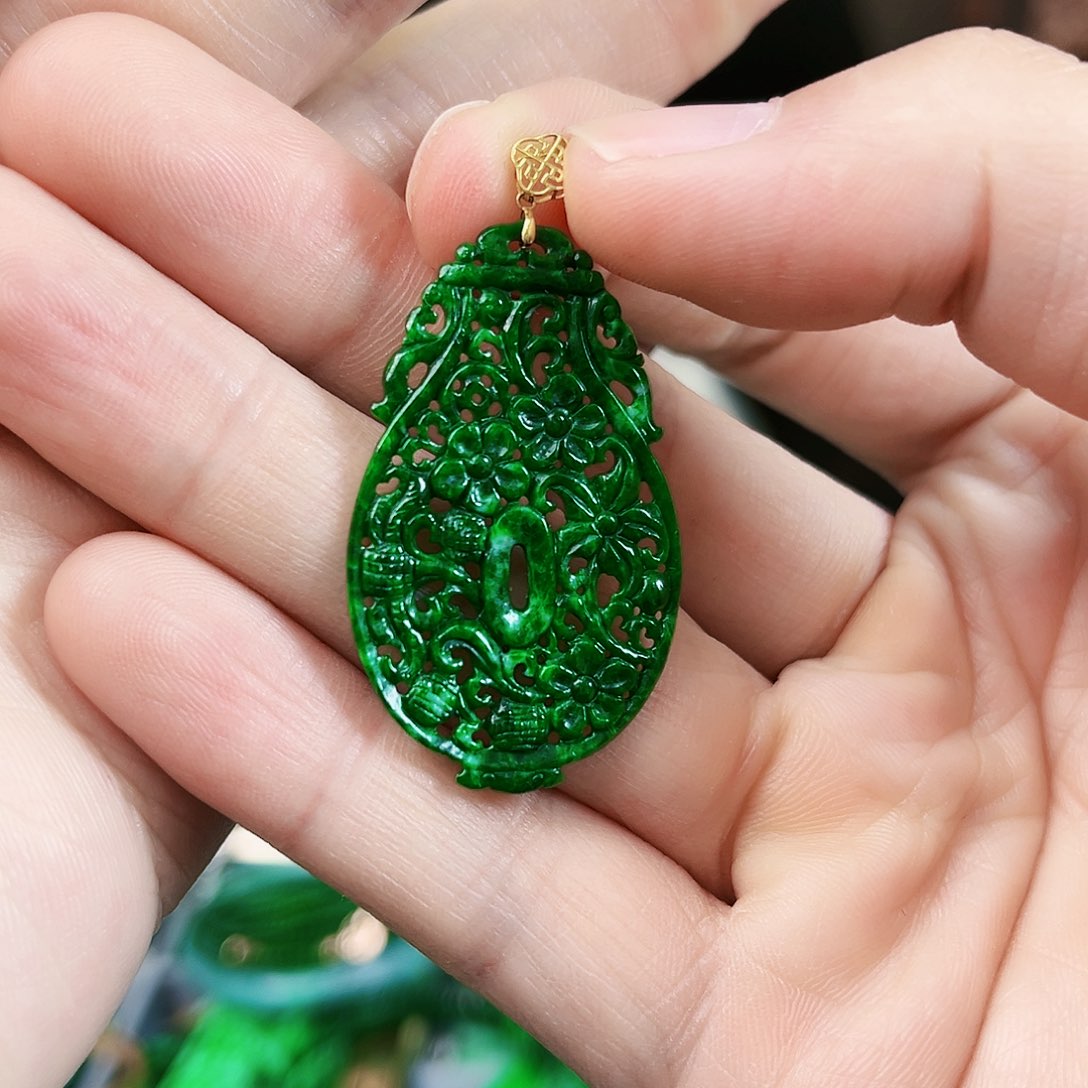 翡翠颈饰18K金镶嵌吊坠多样性