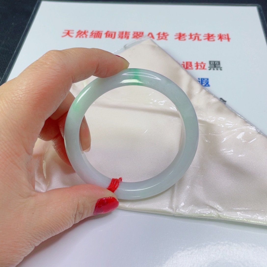 翡翠手镯未镶嵌闻*