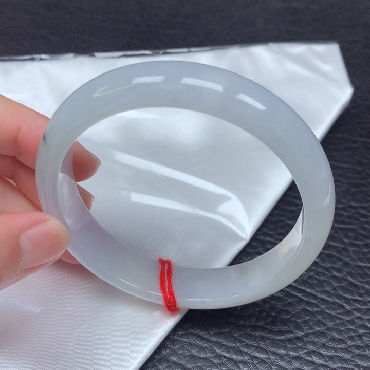 翡翠手镯未镶嵌62-63。