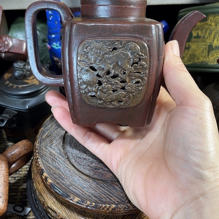 茶壶紫砂原矿泥料手工制作的一把紫砂壶。