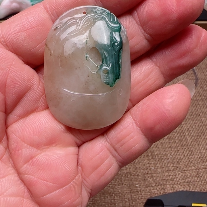 独山玉未镶嵌颈饰