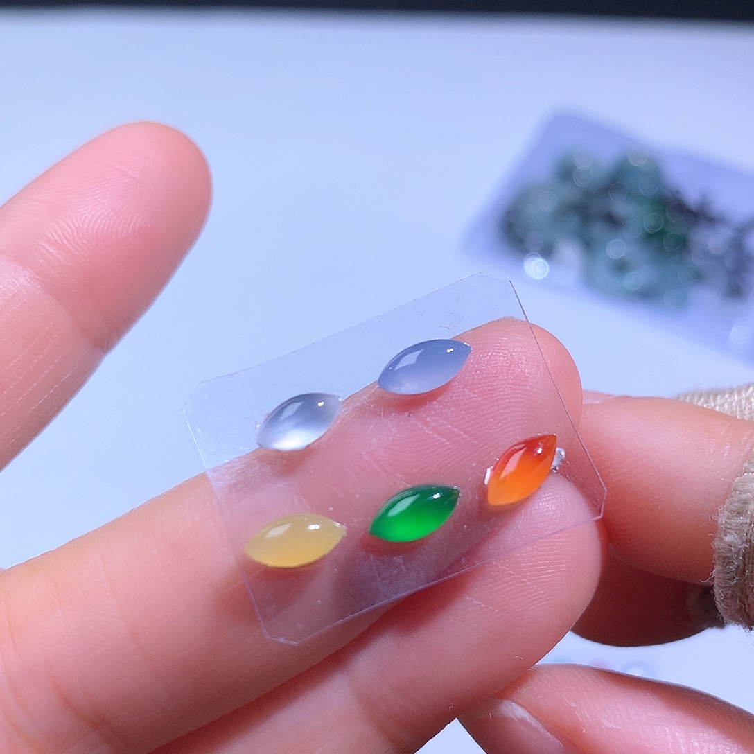 翡翠未镶嵌颈饰马眼