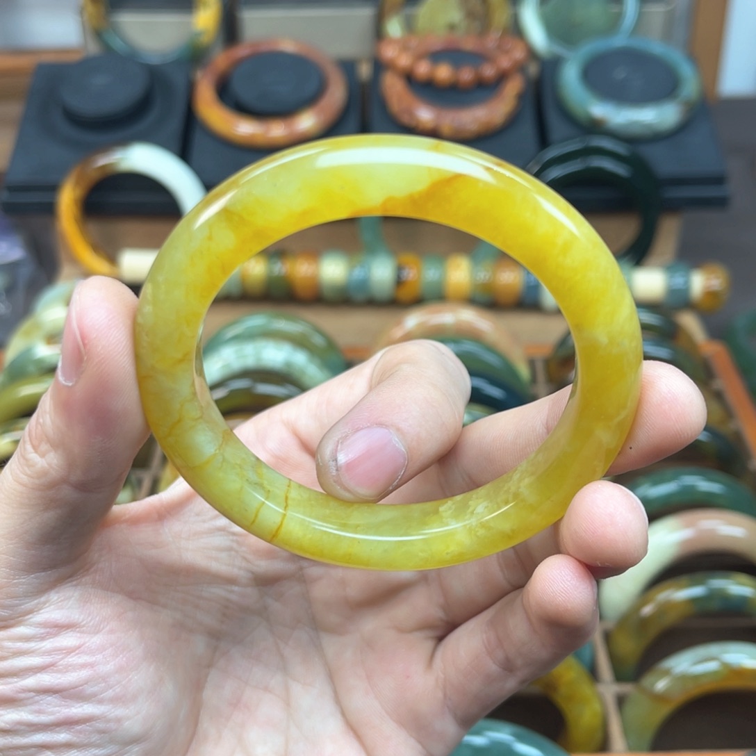 蛇纹石玉手镯未镶嵌Z****?