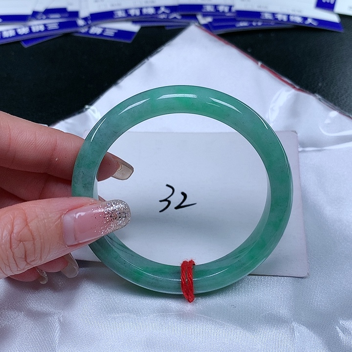 翡翠手镯未镶嵌翡翠手镯未镶嵌