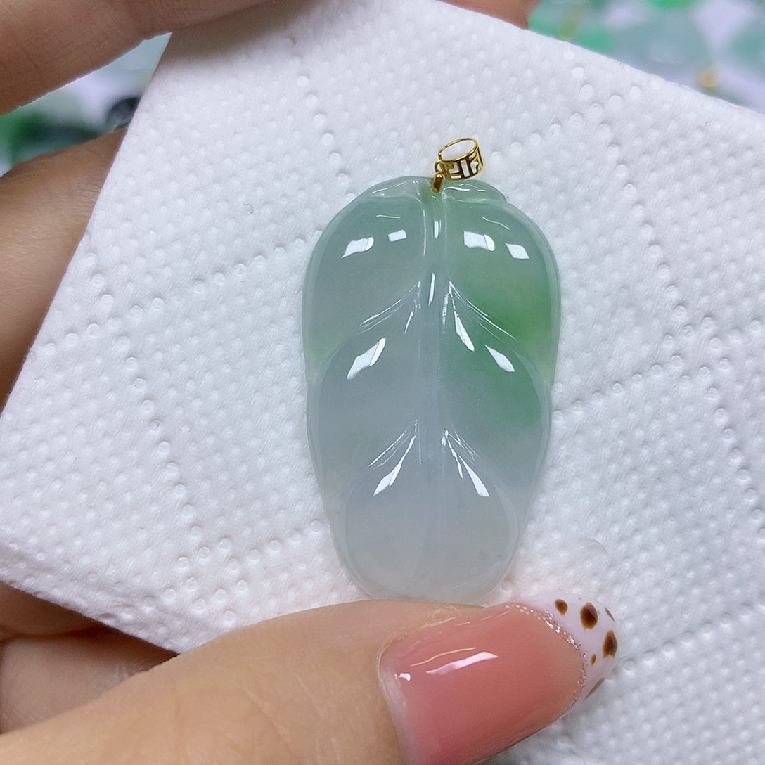 颈饰18K金镶嵌翡翠挂件