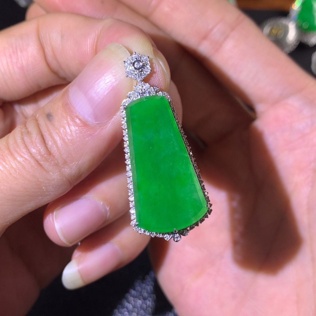 翡翠18K金镶嵌颈饰翡翠