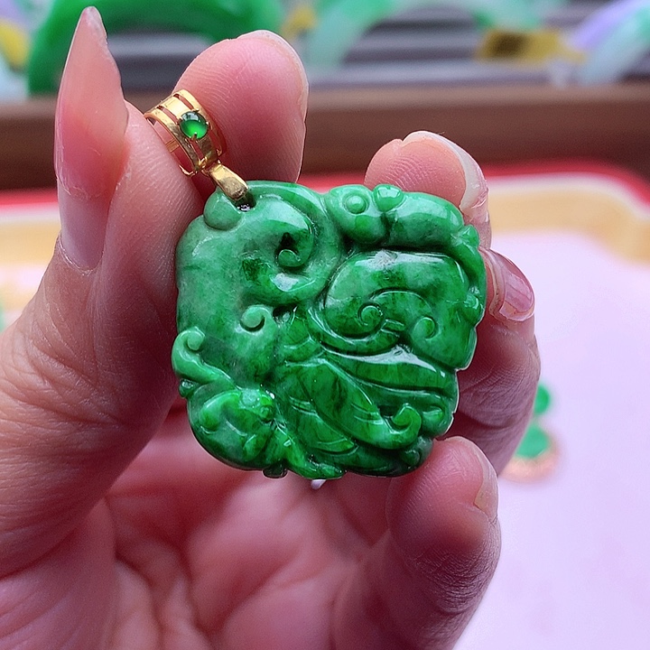 翡翠颈饰18K金镶嵌翡翠